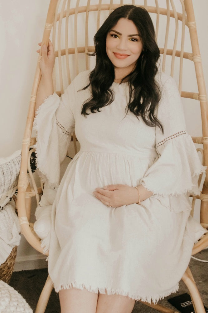 Umstandskleid im Babydoll-Schnitt in Beige mit Trompetenärmeln