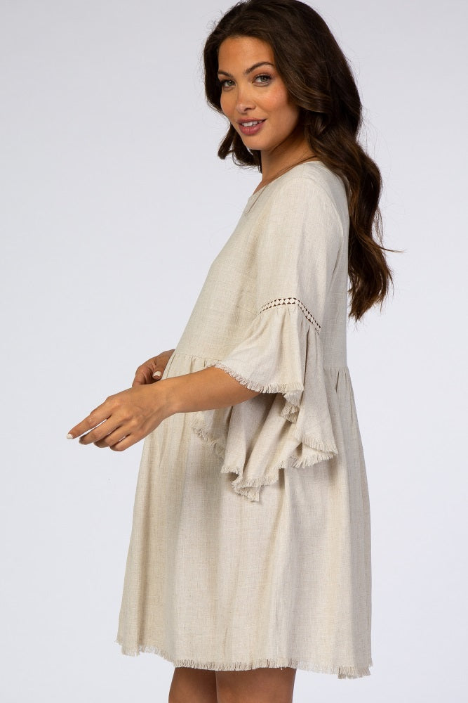 Umstandskleid im Babydoll-Schnitt in Beige mit Trompetenärmeln