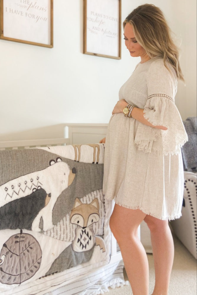 Umstandskleid im Babydoll-Schnitt in Beige mit Trompetenärmeln