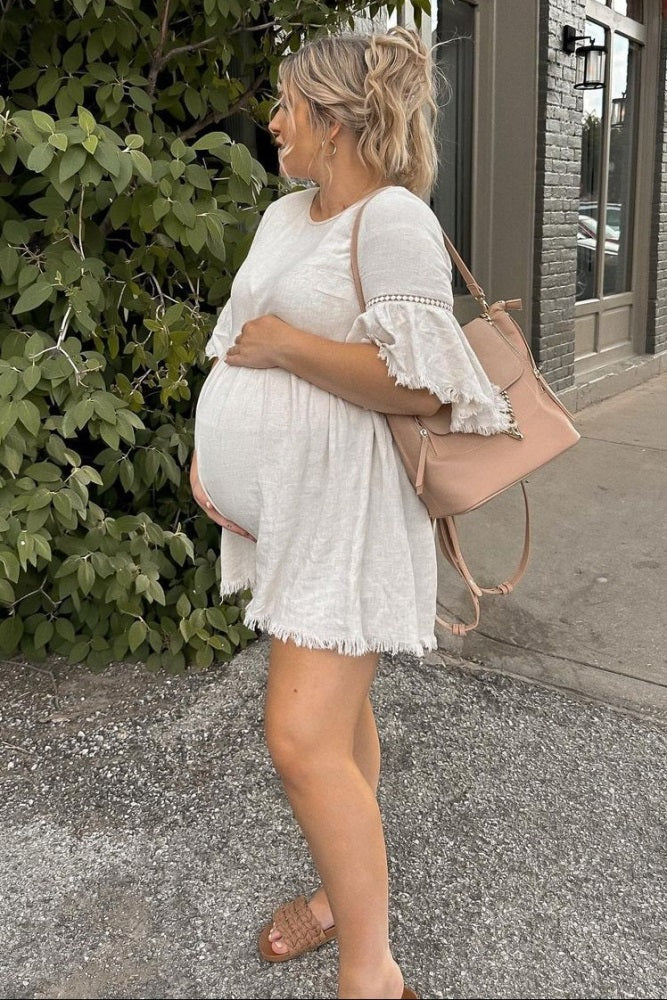 Umstandskleid im Babydoll-Schnitt in Beige mit Trompetenärmeln