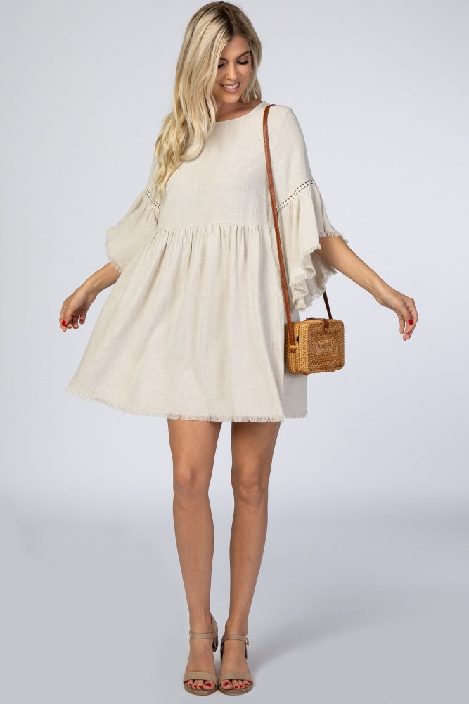Umstandskleid im Babydoll-Schnitt in Beige mit Trompetenärmeln