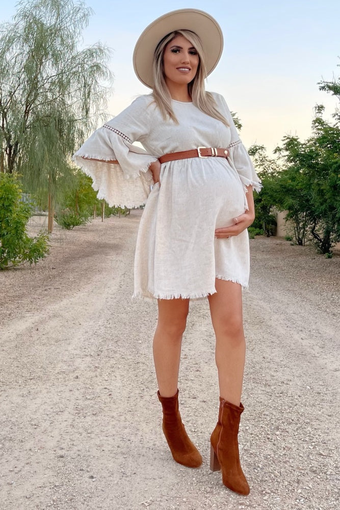 Umstandskleid im Babydoll-Schnitt in Beige mit Trompetenärmeln