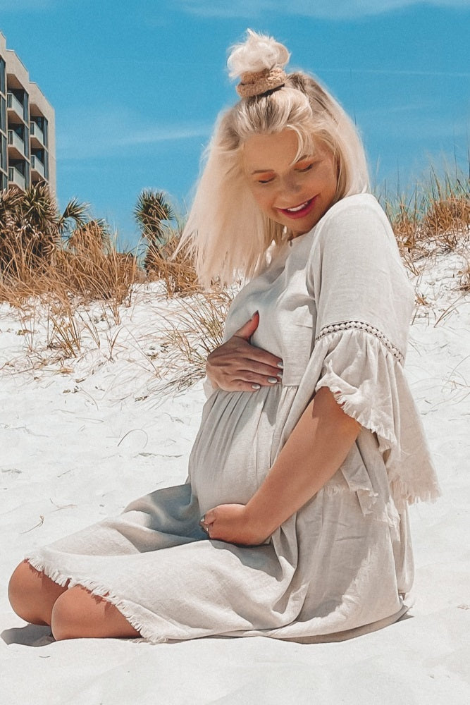 Umstandskleid im Babydoll-Schnitt in Beige mit Trompetenärmeln