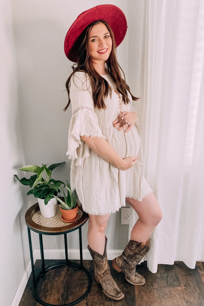 Umstandskleid im Babydoll-Schnitt in Beige mit Trompetenärmeln