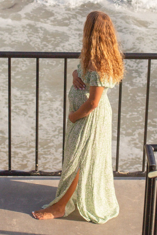 Florales Umstandsmaxikleid in Grün mit Off-Shoulder-Ausschnitt und Volants