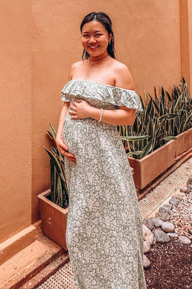 Florales Umstandsmaxikleid in Grün mit Off-Shoulder-Ausschnitt und Volants