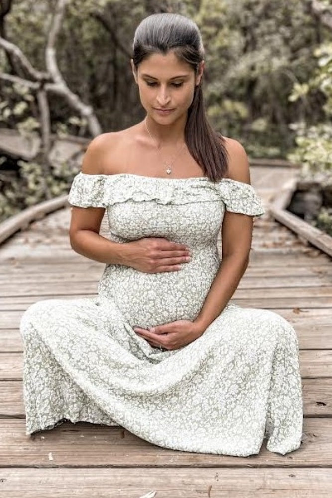 Florales Umstandsmaxikleid in Grün mit Off-Shoulder-Ausschnitt und Volants