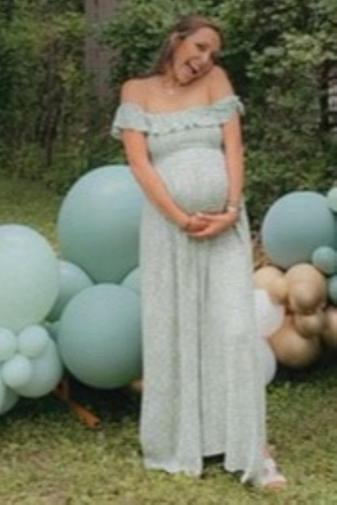 Florales Umstandsmaxikleid in Grün mit Off-Shoulder-Ausschnitt und Volants
