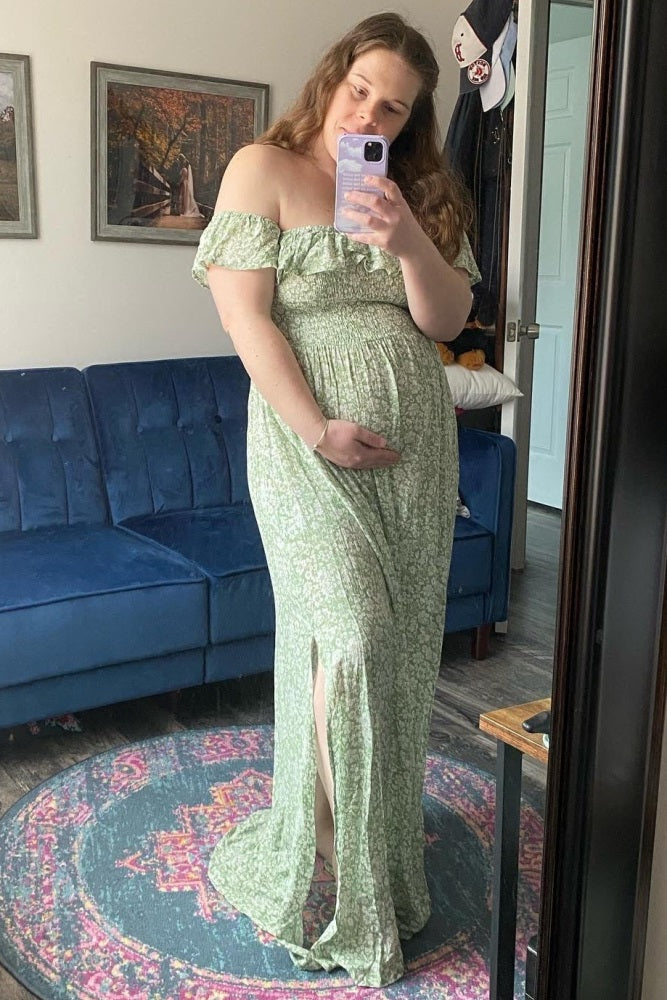 Florales Umstandsmaxikleid in Grün mit Off-Shoulder-Ausschnitt und Volants