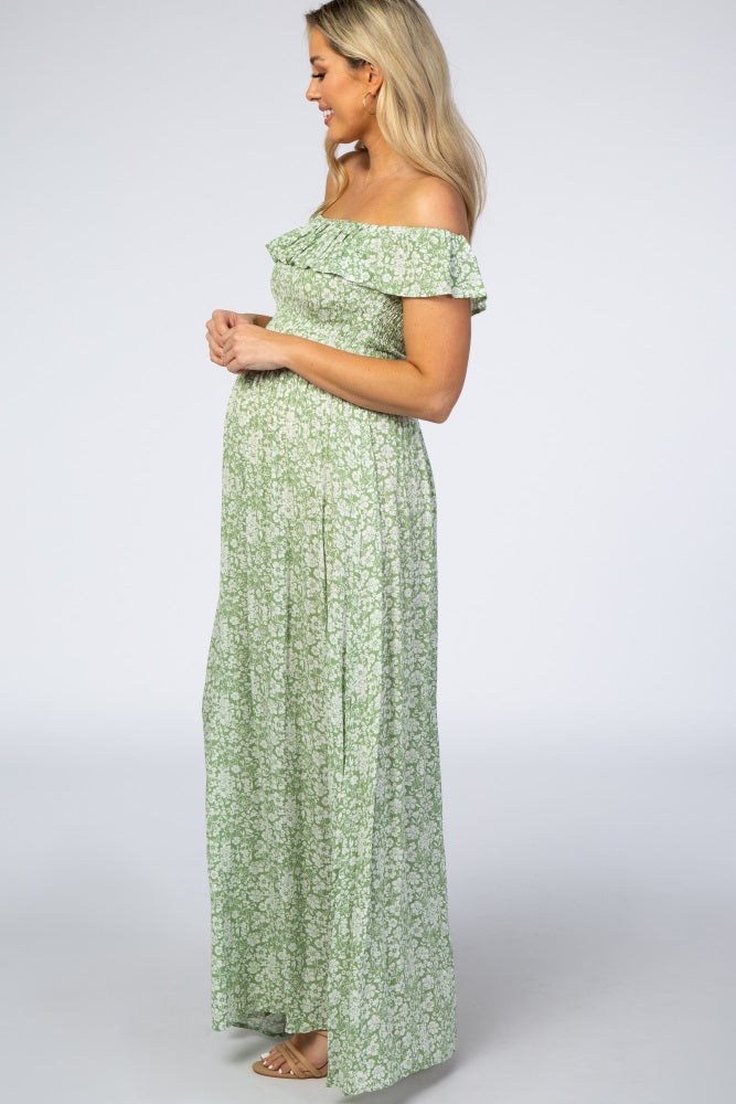 Florales Umstandsmaxikleid in Grün mit Off-Shoulder-Ausschnitt und Volants