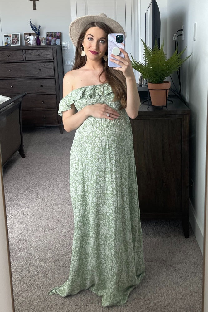 Florales Umstandsmaxikleid in Grün mit Off-Shoulder-Ausschnitt und Volants