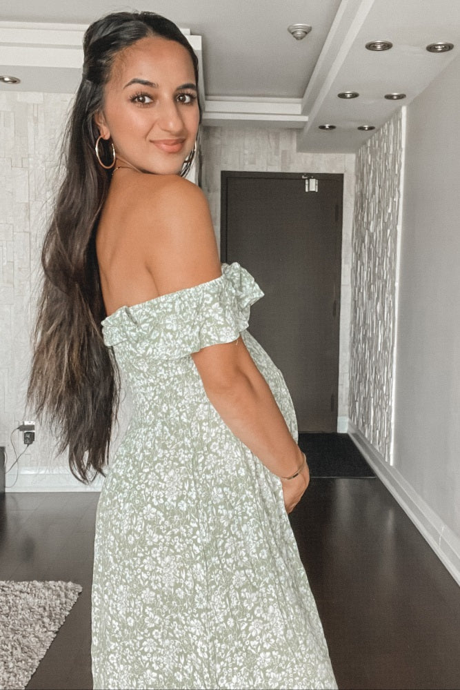 Florales Umstandsmaxikleid in Grün mit Off-Shoulder-Ausschnitt und Volants
