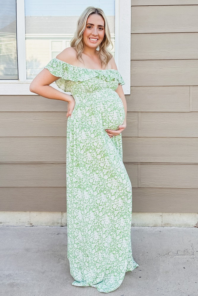 Florales Umstandsmaxikleid in Grün mit Off-Shoulder-Ausschnitt und Volants