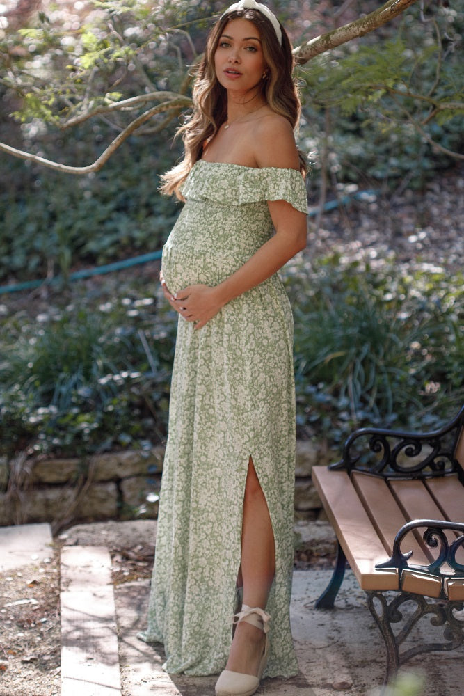 Florales Umstandsmaxikleid in Grün mit Off-Shoulder-Ausschnitt und Volants