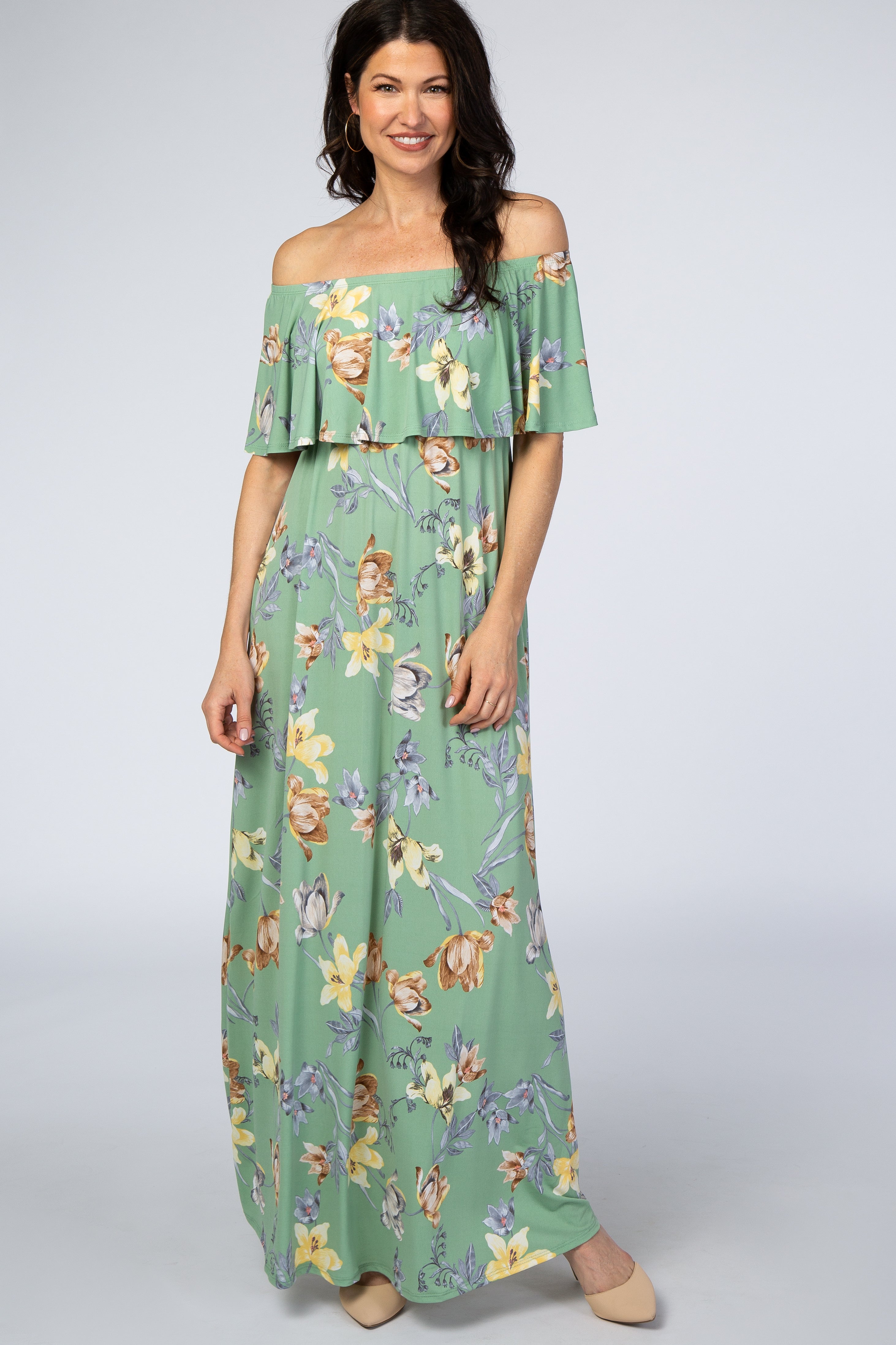 Florales Umstandsmaxikleid in Salbeigrün mit Off-Shoulder-Ausschnitt