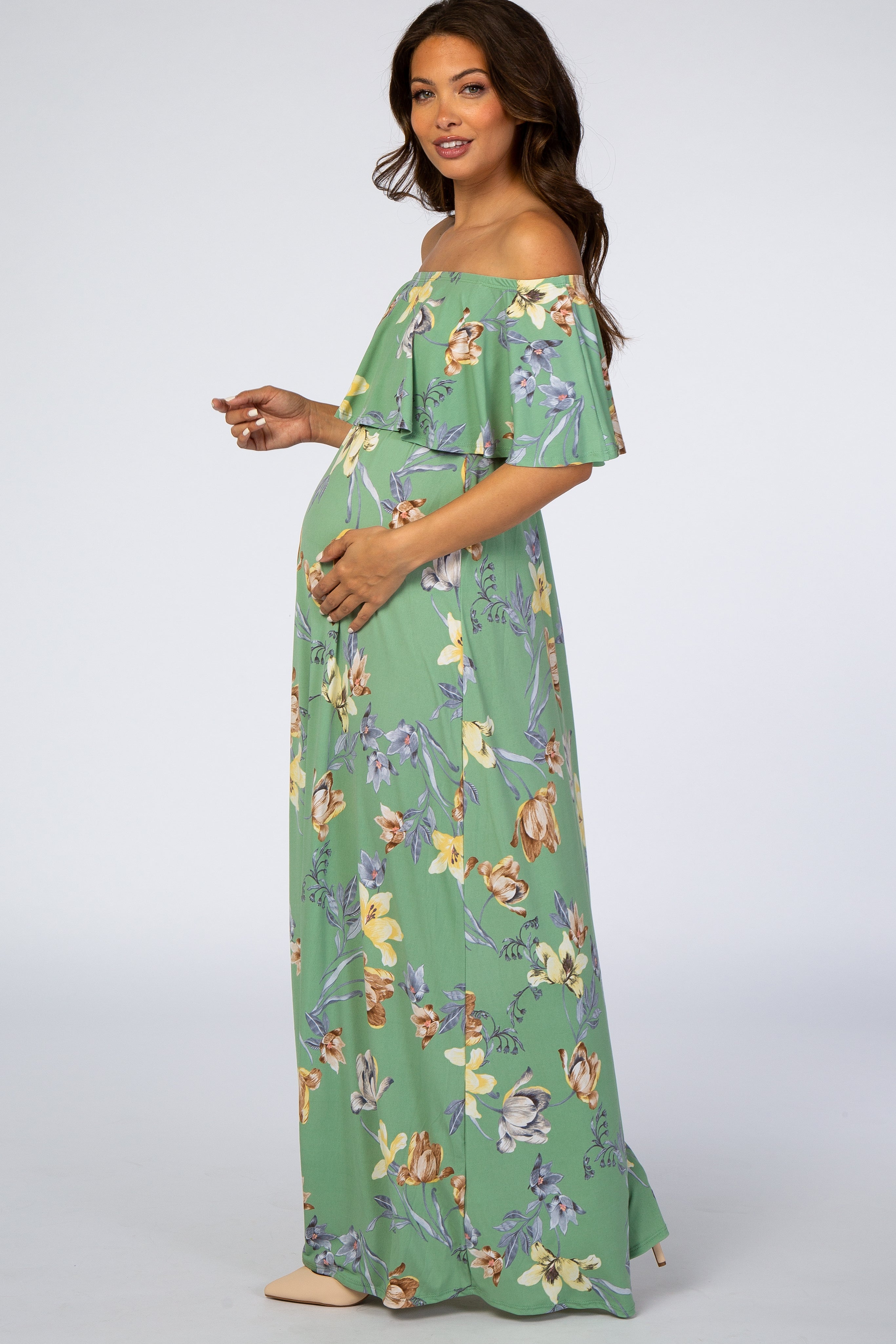 Florales Umstandsmaxikleid in Salbeigrün mit Off-Shoulder-Ausschnitt