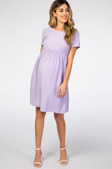 Umstands-Midikleid in Lavendel mit Kurzarm und Punktmuster