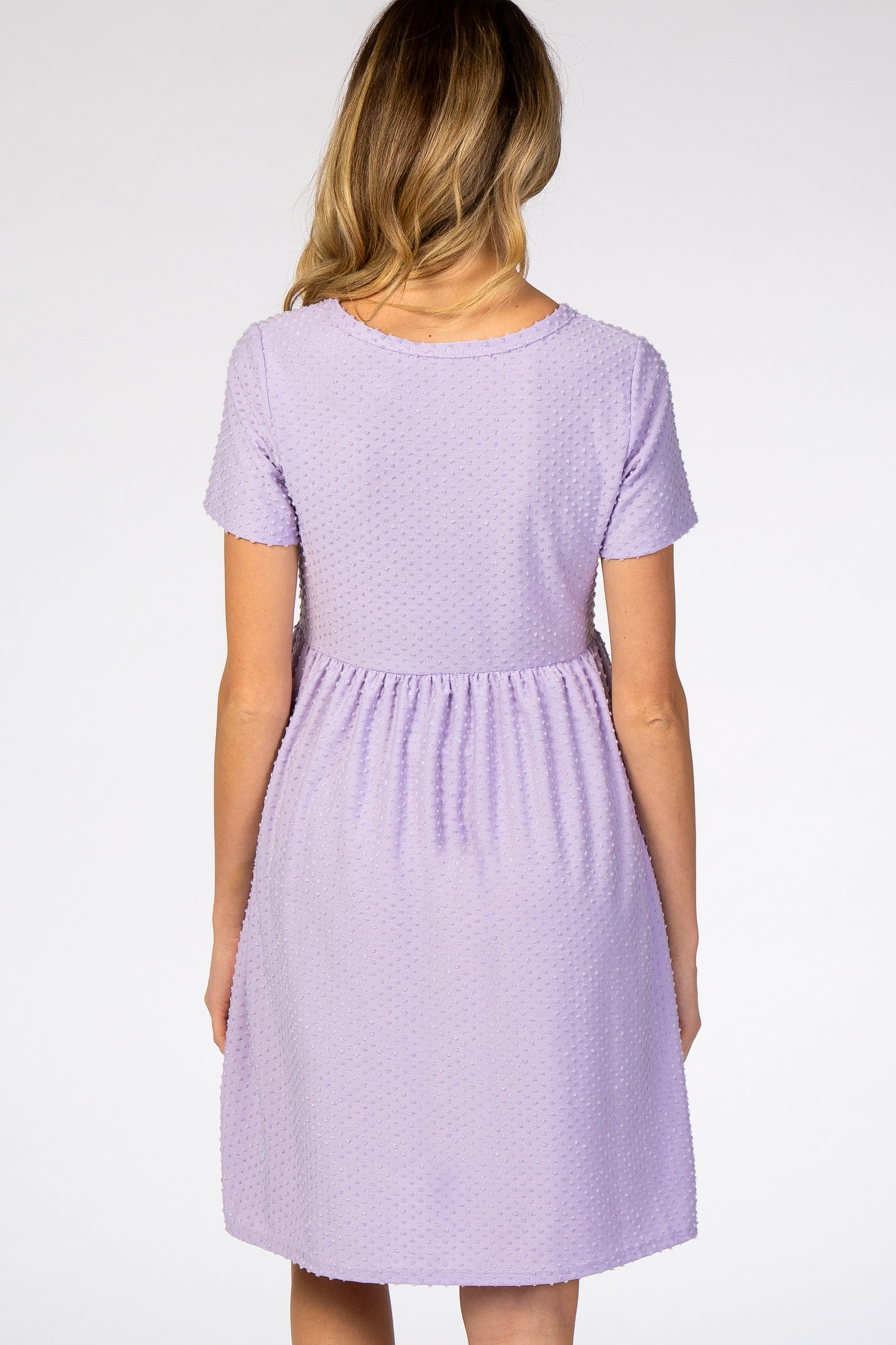 Umstands-Midikleid in Lavendel mit Kurzarm und Punktmuster