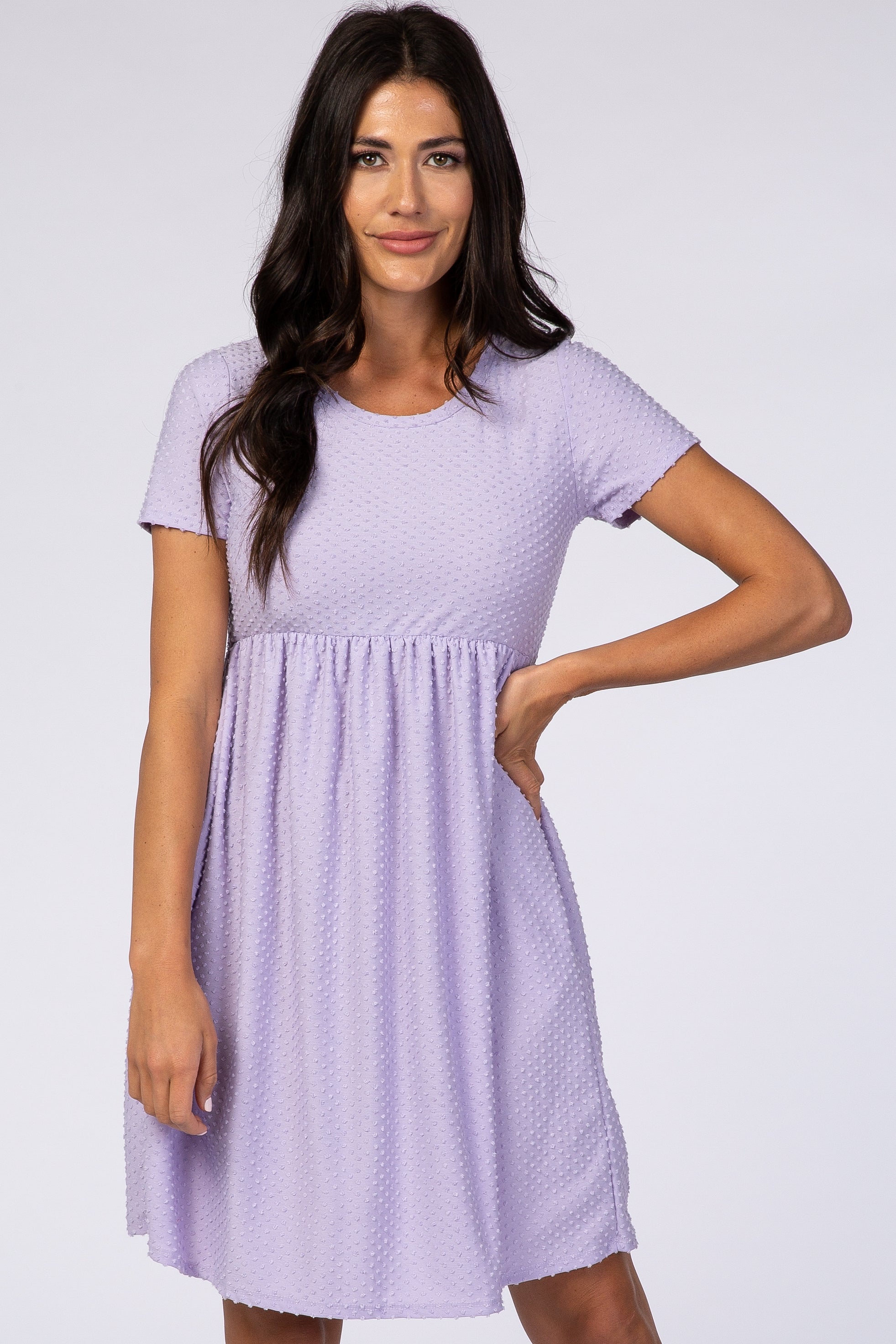 Umstands-Midikleid in Lavendel mit Kurzarm und Punktmuster