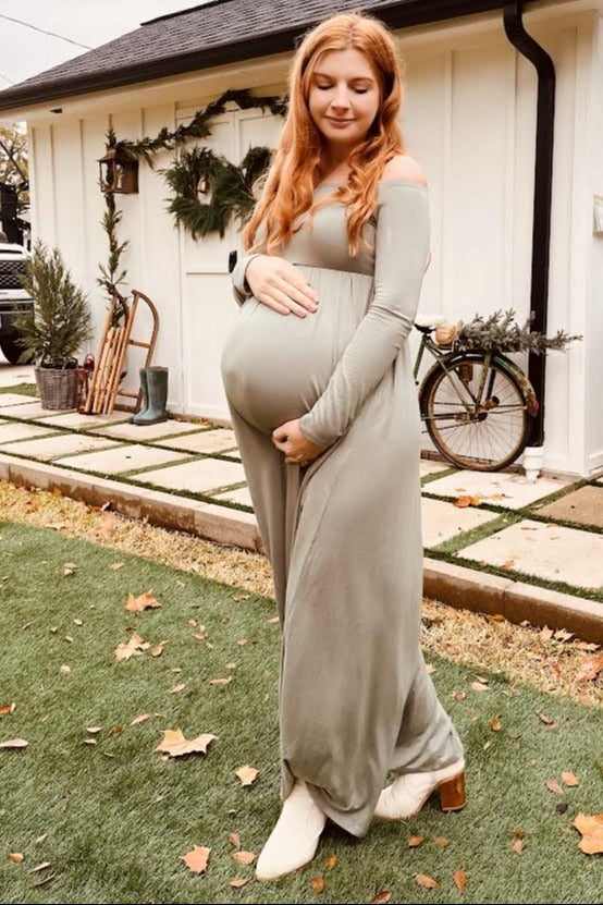 Schulterfreies Umstands-Maxikleid mit langen Ärmeln in Salbeigrün