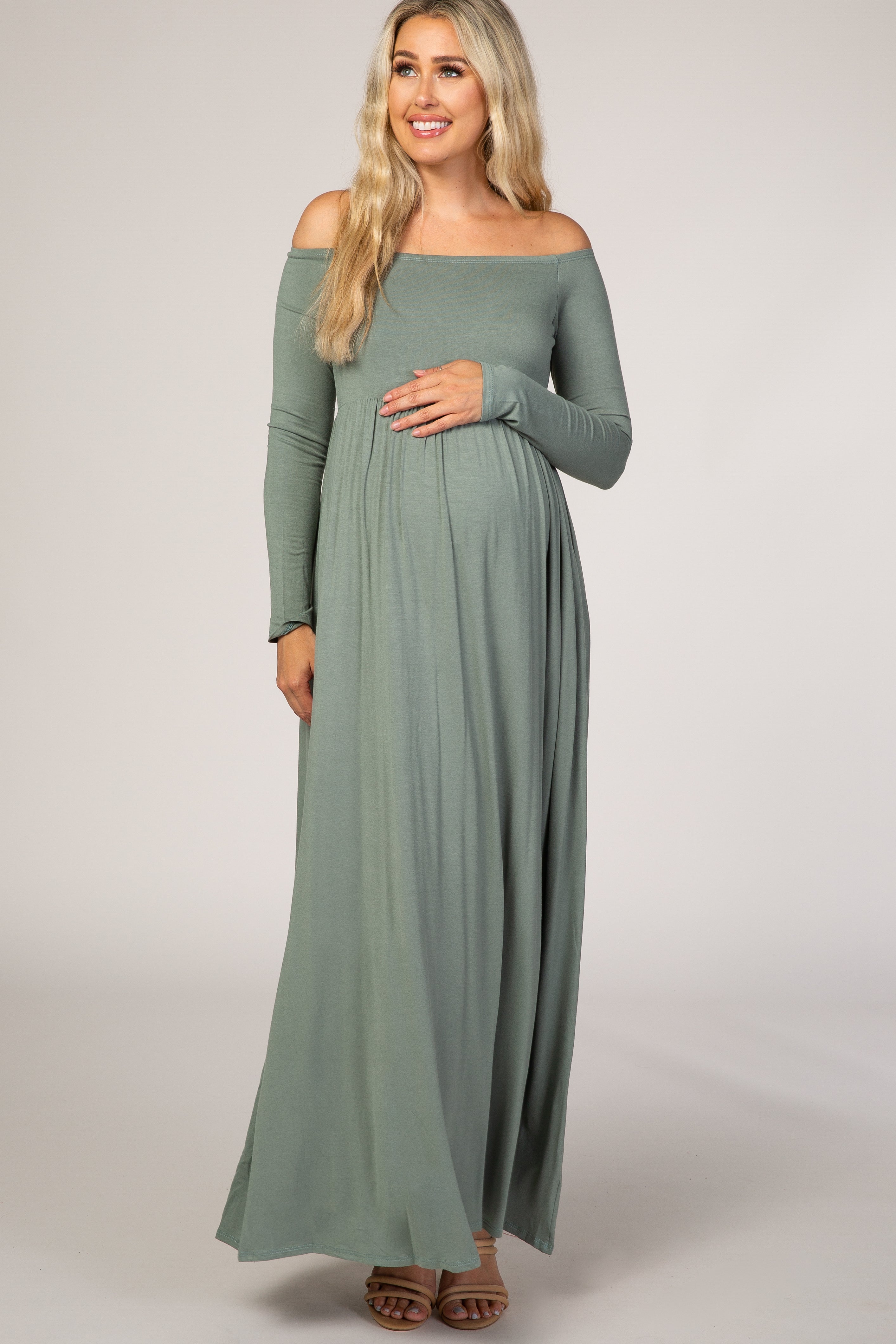 Schulterfreies Umstands-Maxikleid mit langen Ärmeln in Salbeigrün