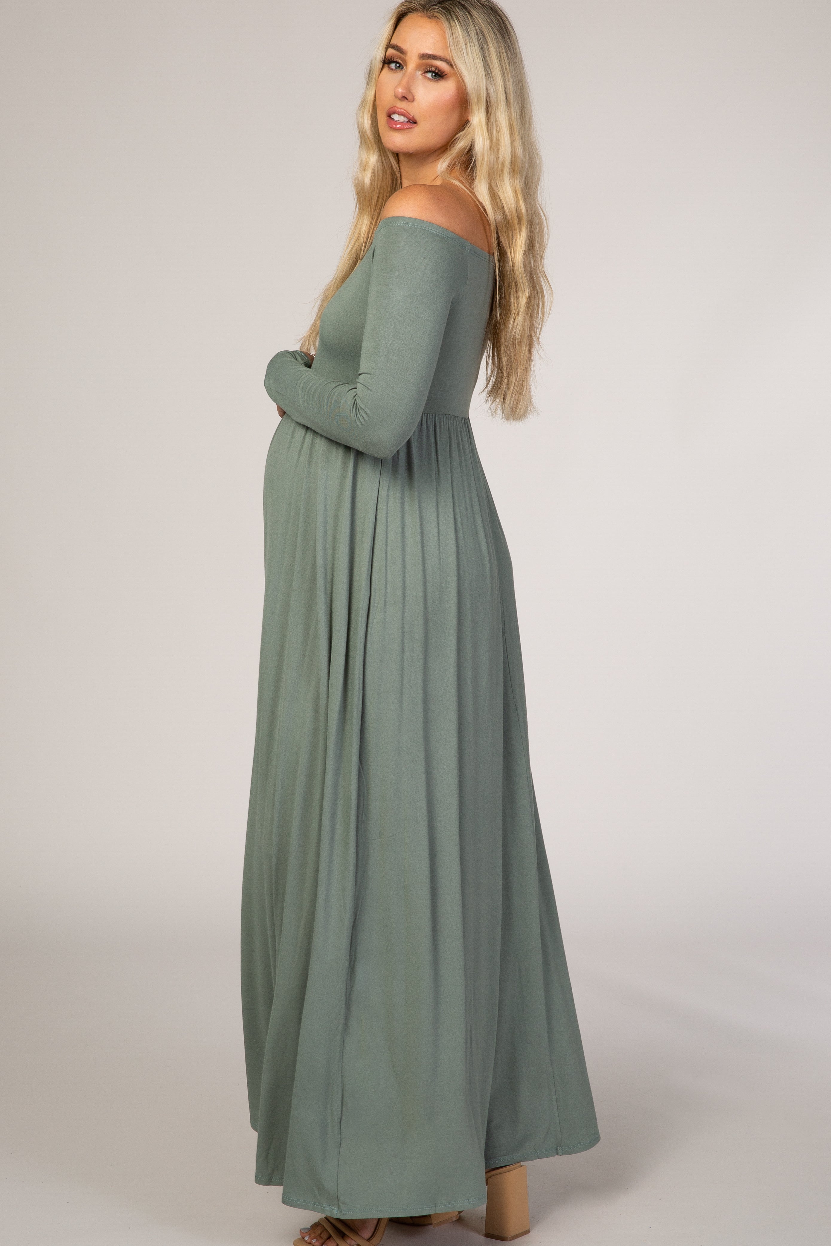 Schulterfreies Umstands-Maxikleid mit langen Ärmeln in Salbeigrün