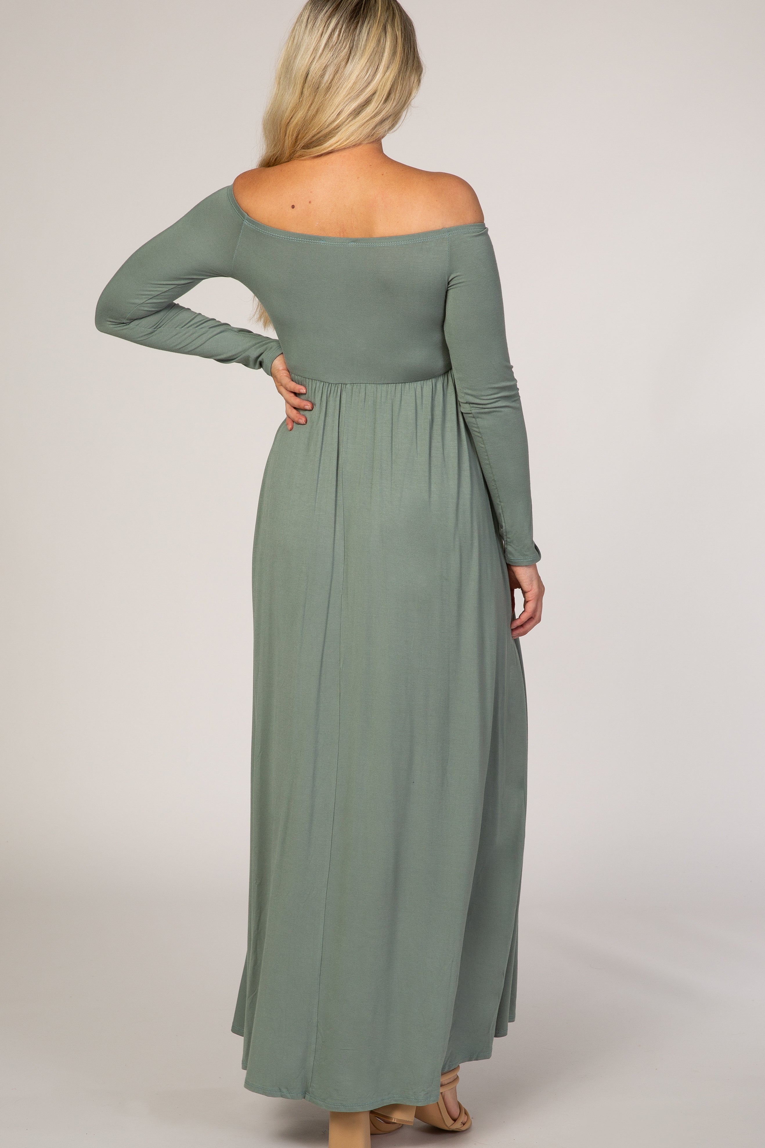 Schulterfreies Umstands-Maxikleid mit langen Ärmeln in Salbeigrün