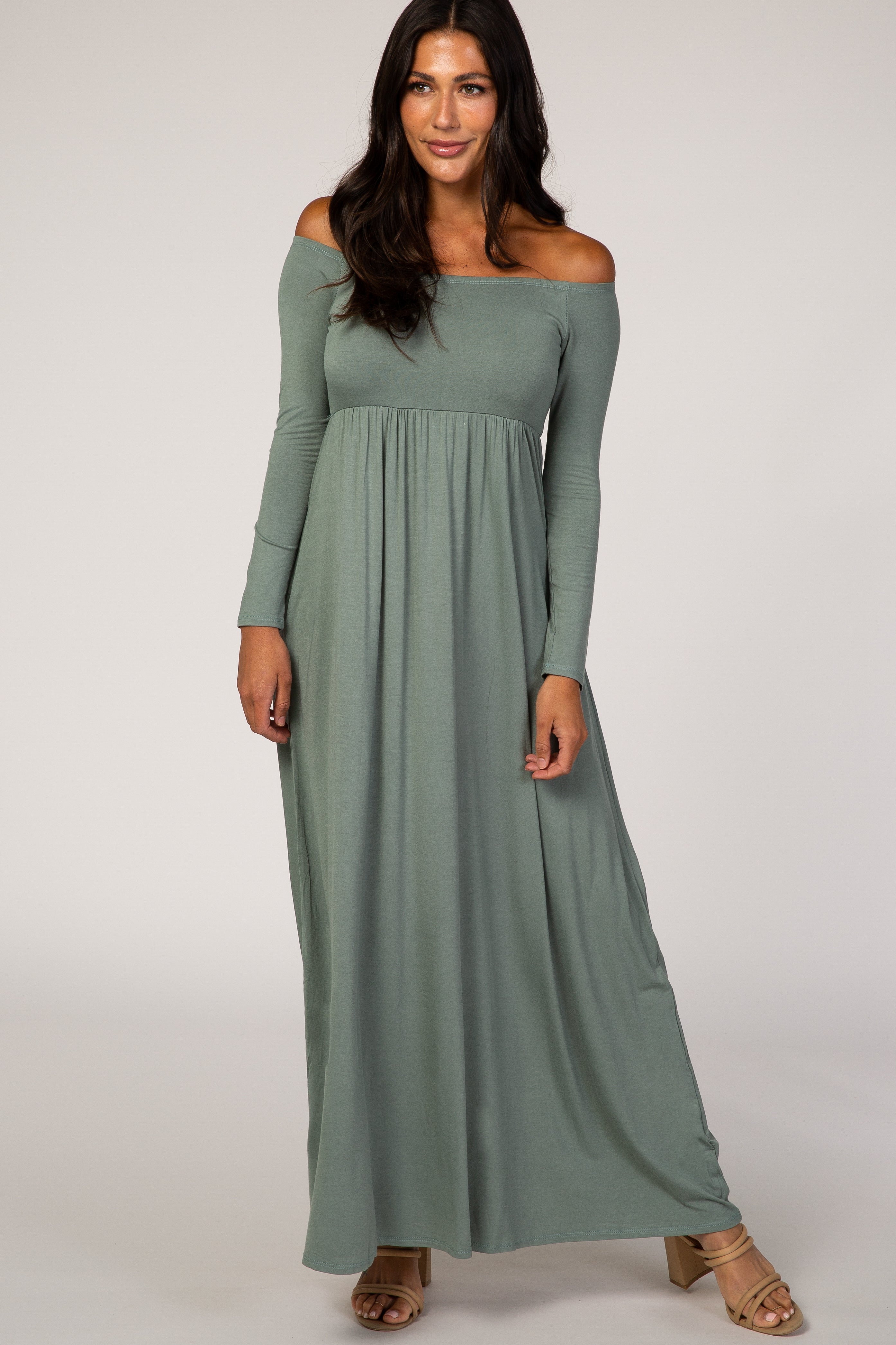 Schulterfreies Umstands-Maxikleid mit langen Ärmeln in Salbeigrün