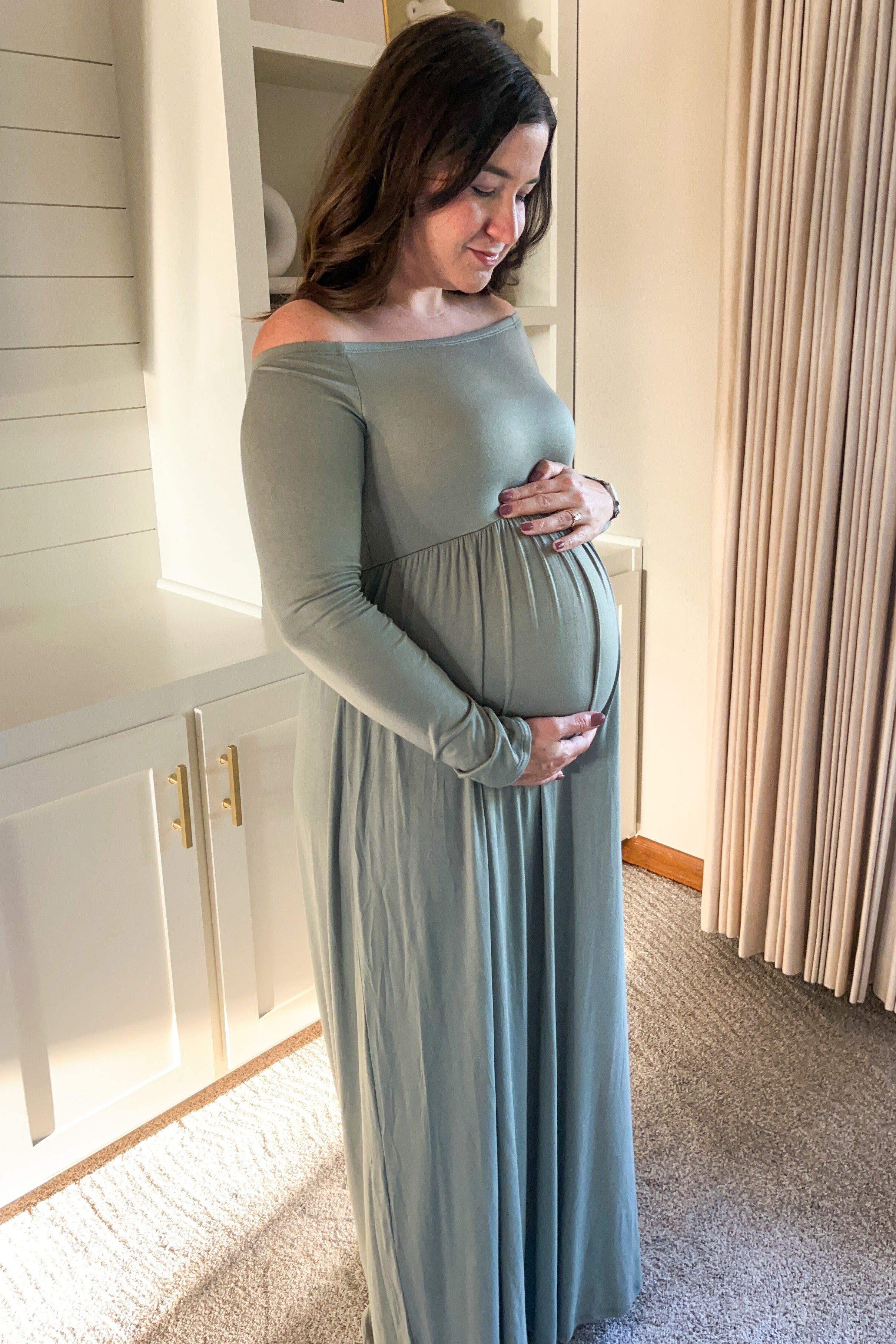 Schulterfreies Umstands-Maxikleid mit langen Ärmeln in Salbeigrün