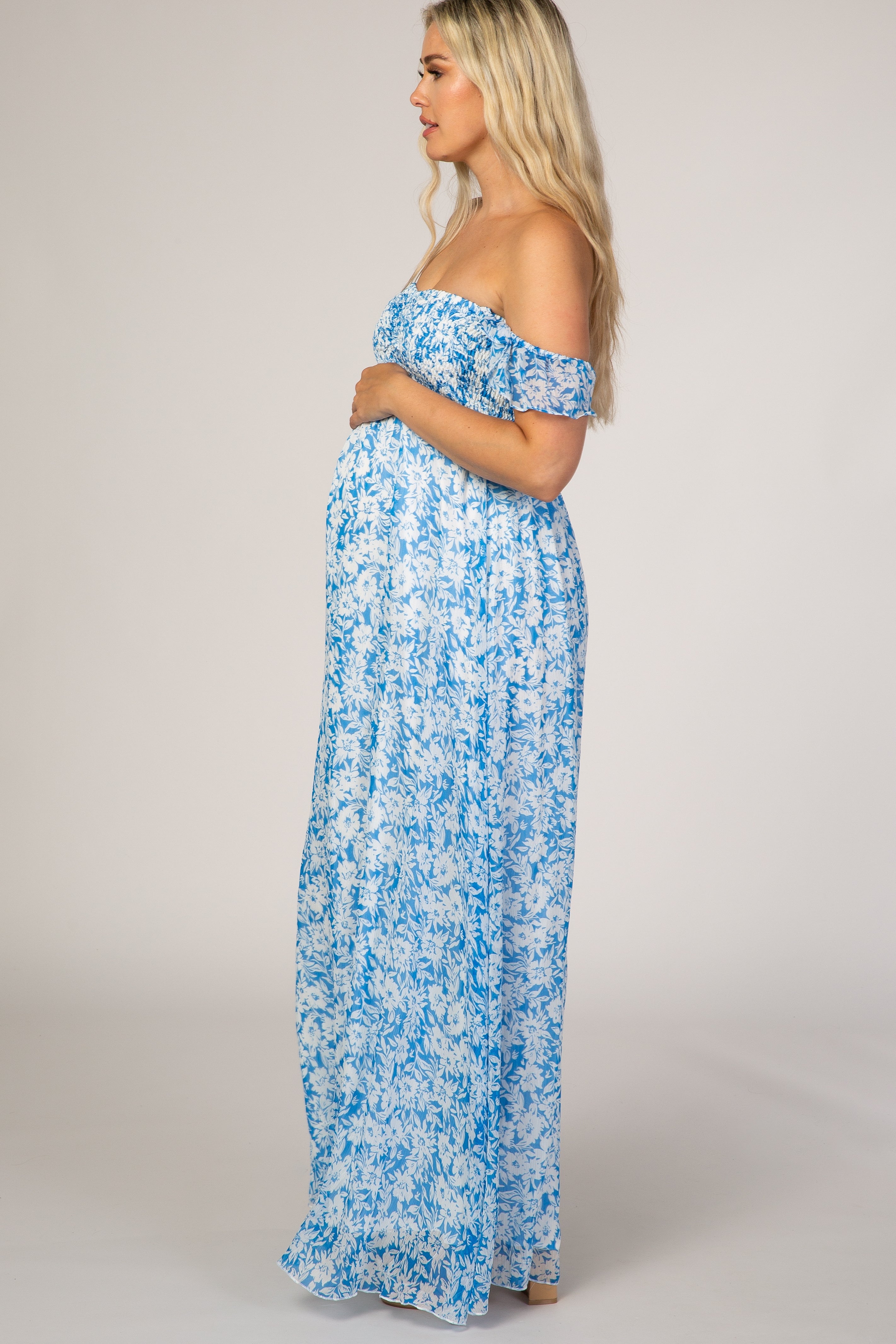 Umstands-Maxikleid mit blauem Blumenmuster und Flatterärmeln