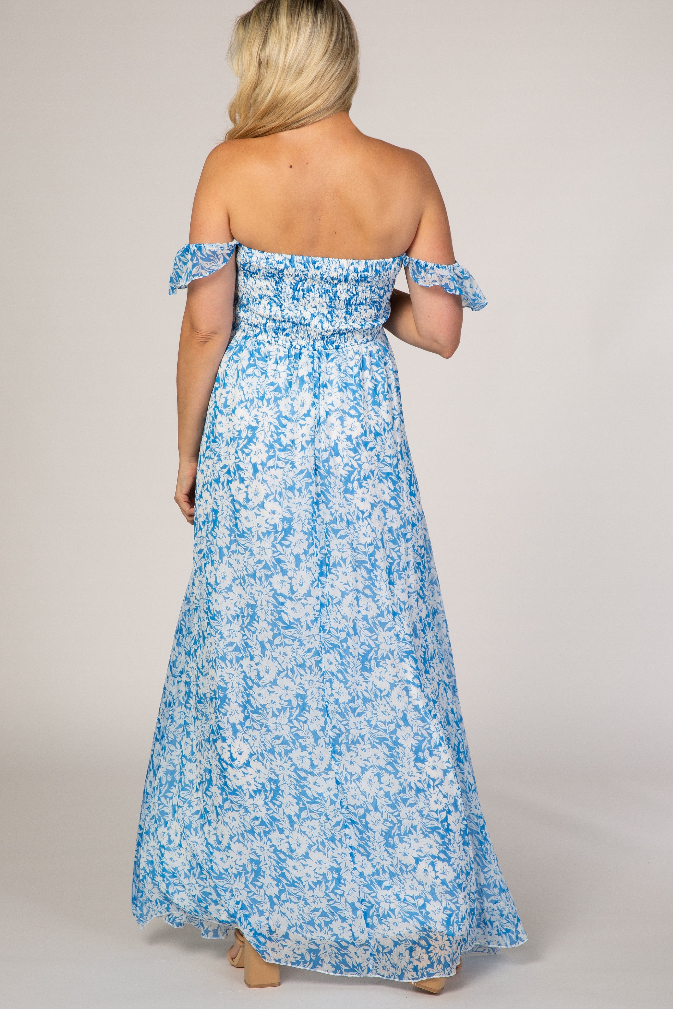 Umstands-Maxikleid mit blauem Blumenmuster und Flatterärmeln