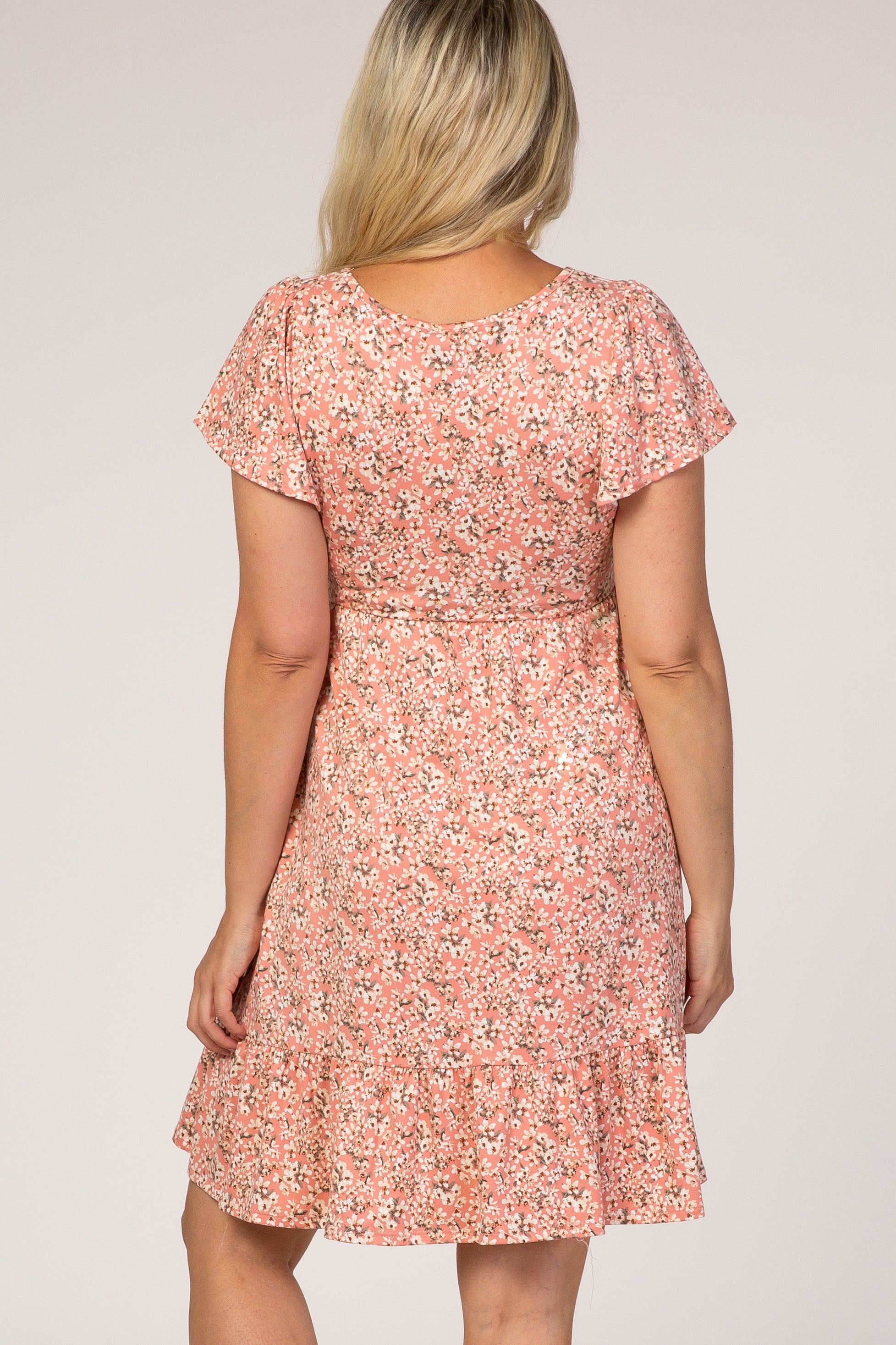 Umstandskleid mit rosa Blumenmuster und Rüschenakzenten