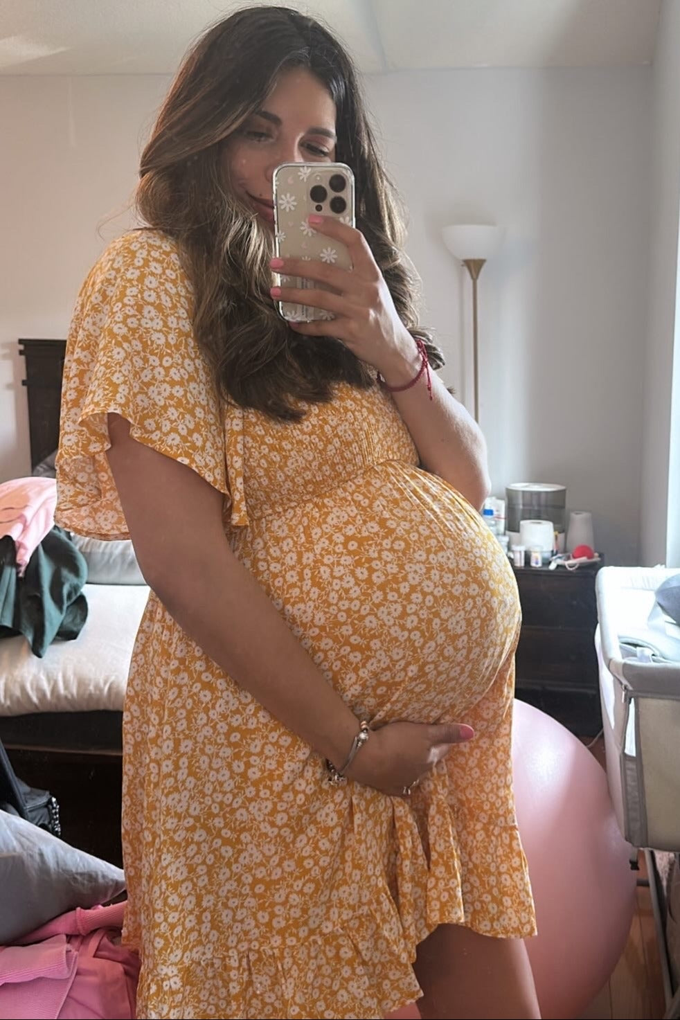 Umstandskleid mit gelbem Blumenmuster, Smok-Detail und Rüschen