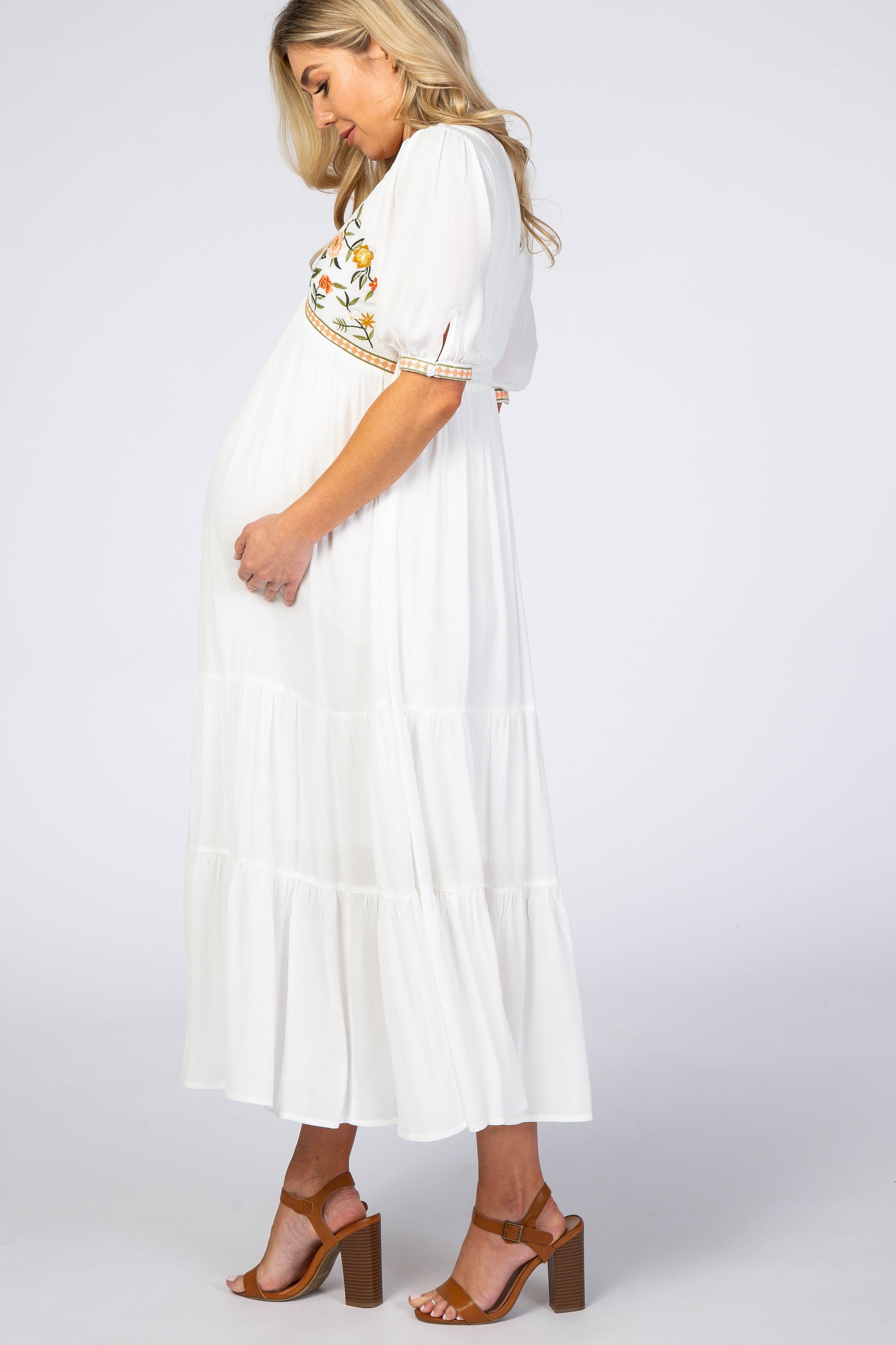 Umstands-Midikleid mit Blumenstickerei in Elfenbein