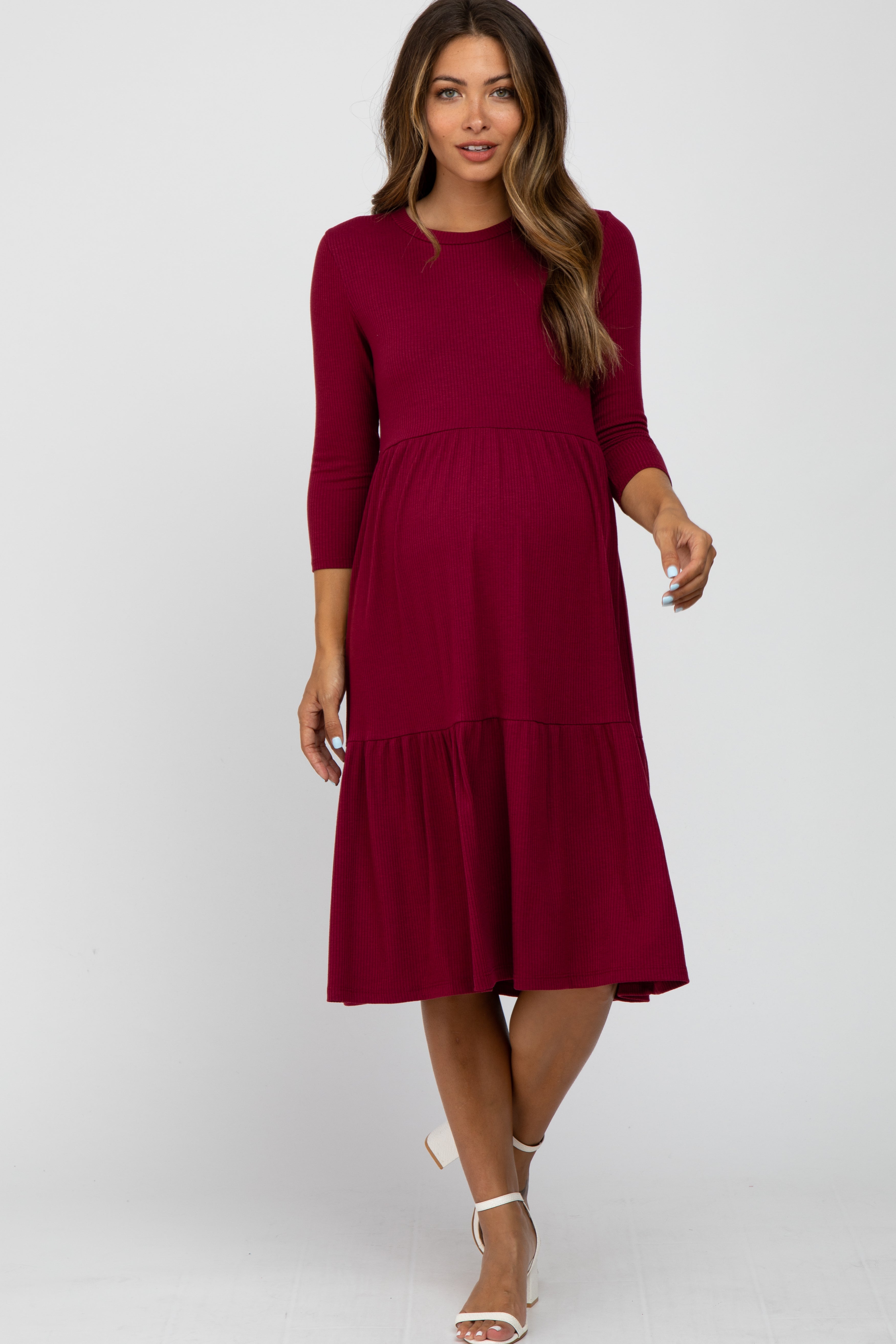 Geripptes Umstands-Midikleid in Stufenoptik mit 3/4-Ärmeln in Bordeaux