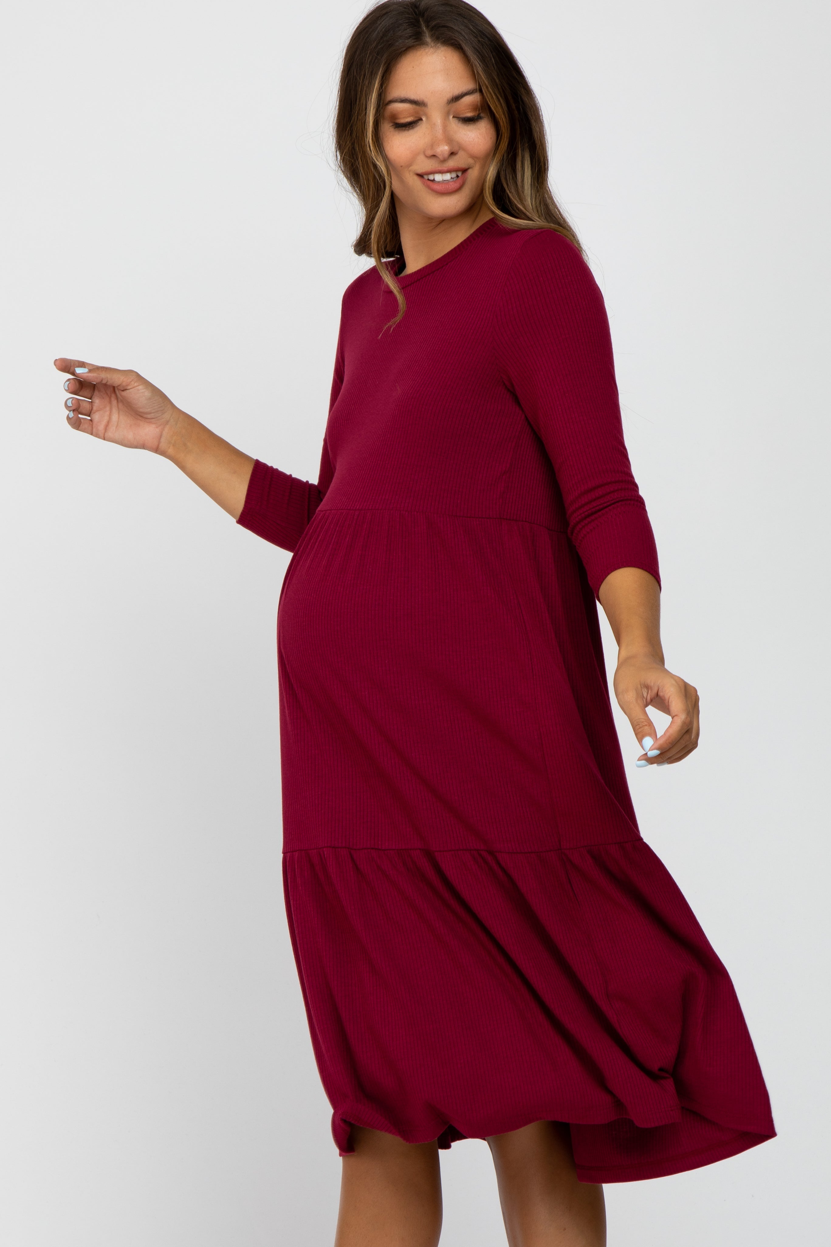 Geripptes Umstands-Midikleid in Stufenoptik mit 3/4-Ärmeln in Bordeaux