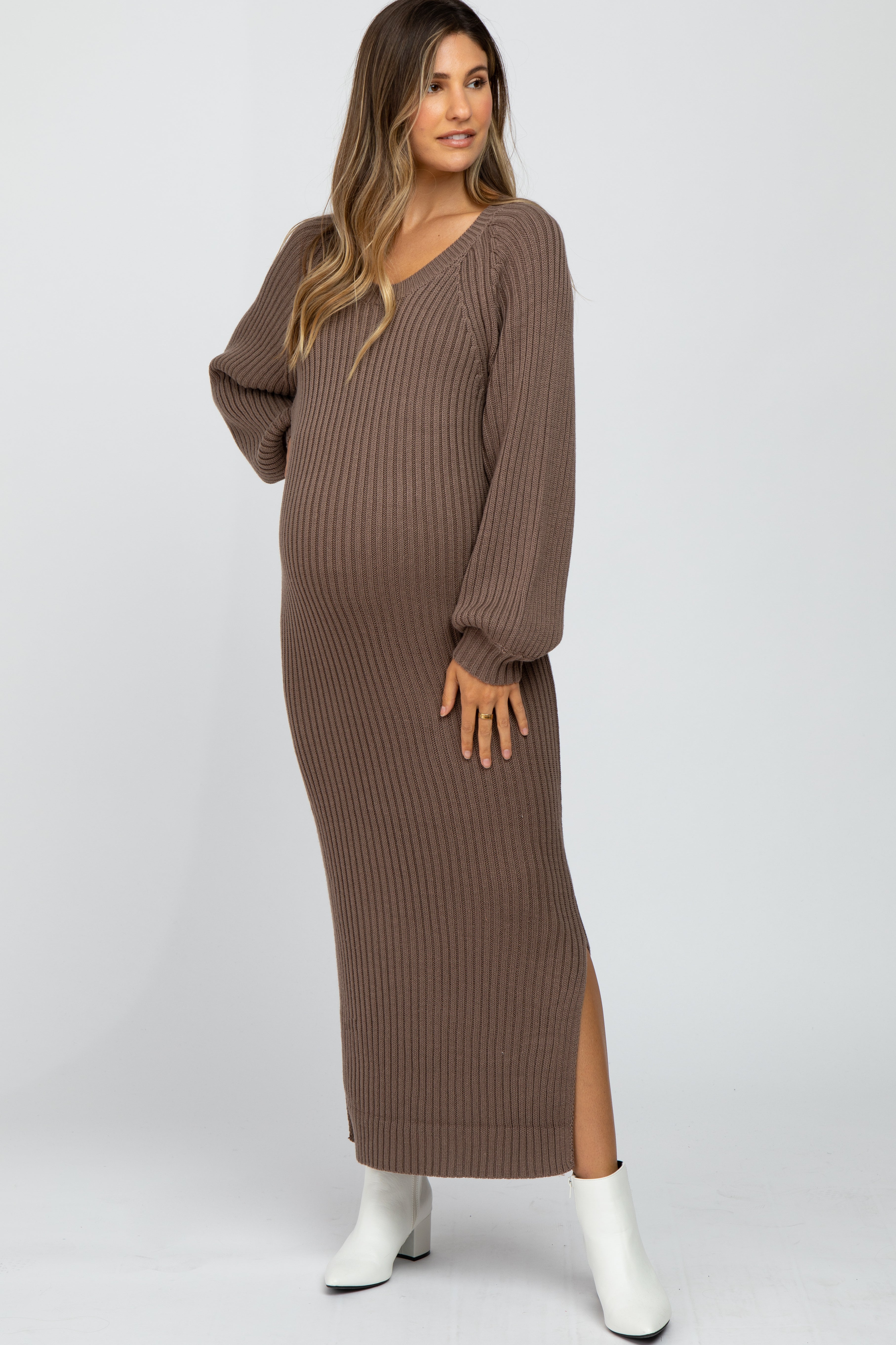 Umstandsmaxikleid aus Strick mit Seitenschlitz in Taupe