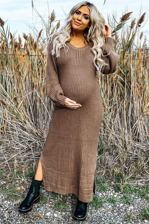 Umstandsmaxikleid aus Strick mit Seitenschlitz in Taupe