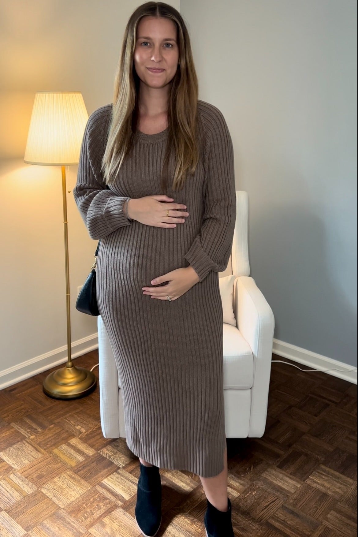 Umstandsmaxikleid aus Strick mit Seitenschlitz in Taupe