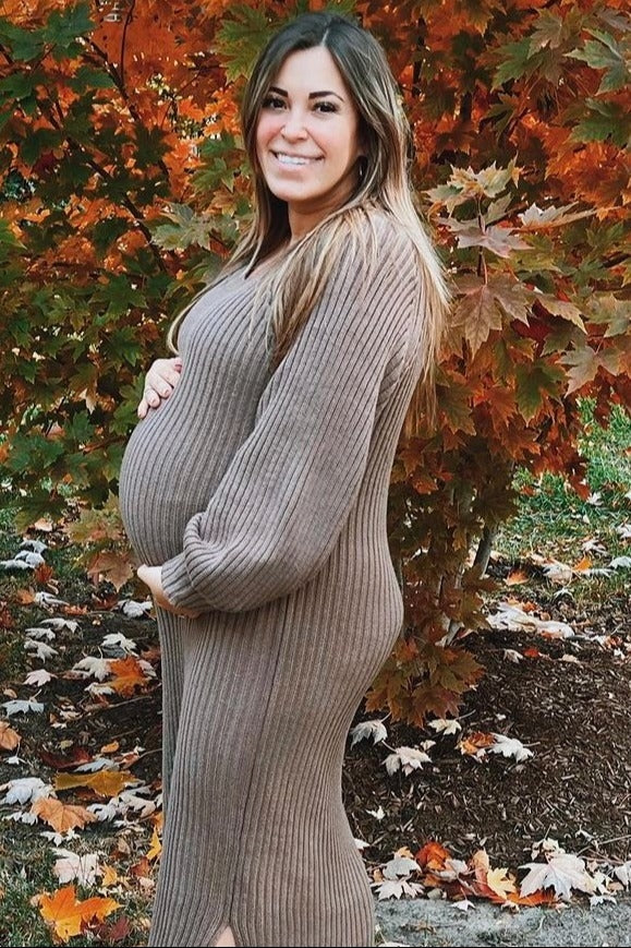 Umstandsmaxikleid aus Strick mit Seitenschlitz in Taupe