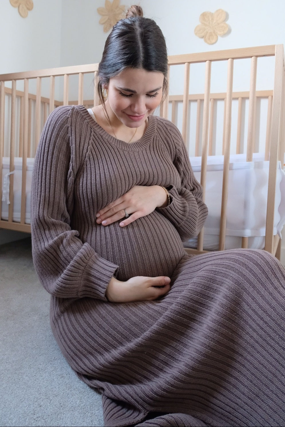 Umstandsmaxikleid aus Strick mit Seitenschlitz in Taupe