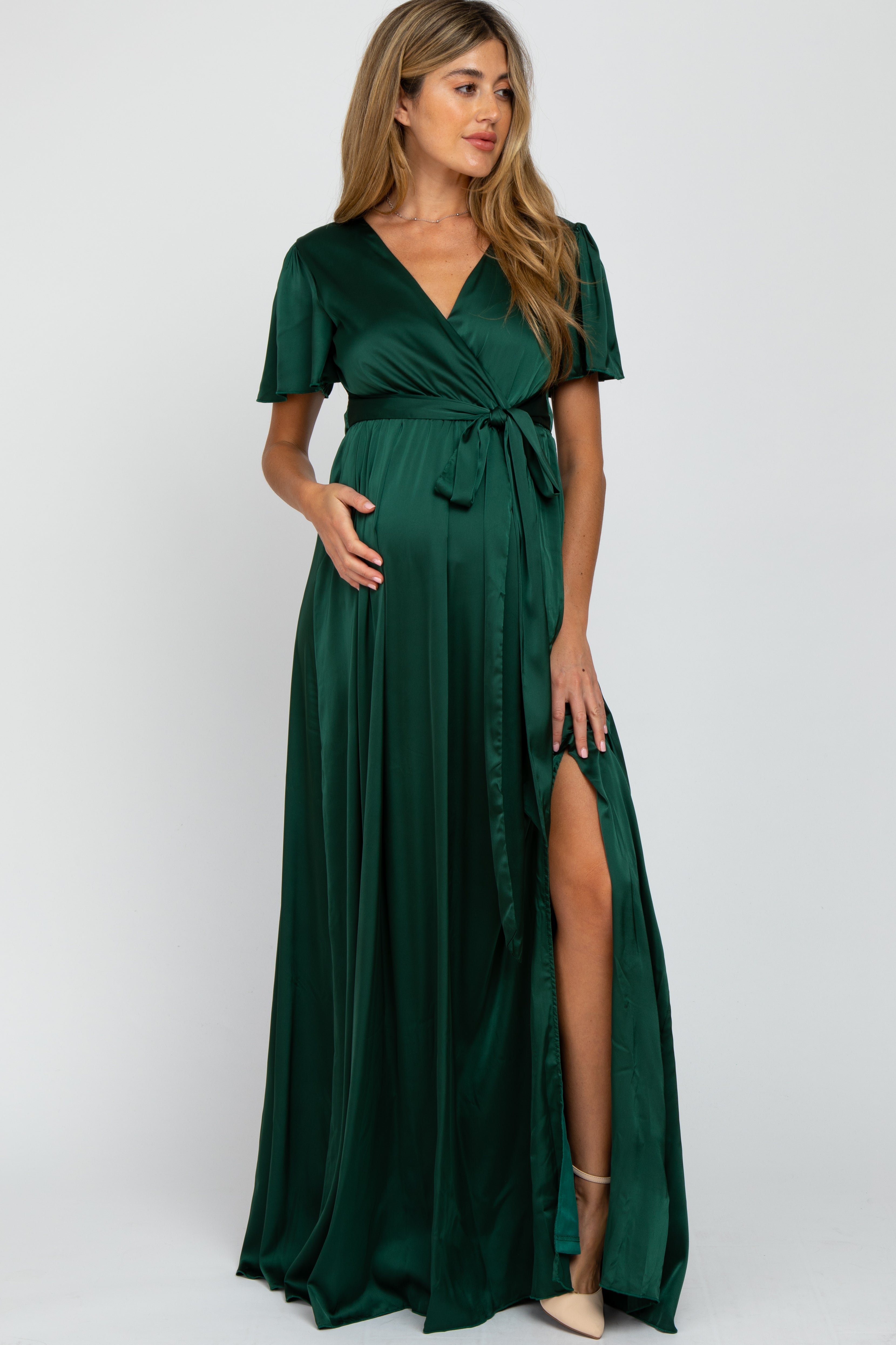 Umstandsmaxikleid aus Satin mit Seitenschlitz in Grün