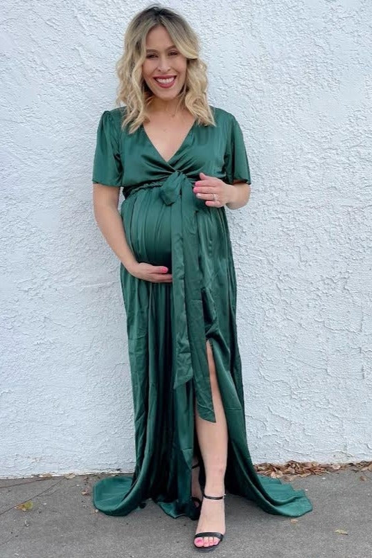Umstandsmaxikleid aus Satin mit Seitenschlitz in Grün