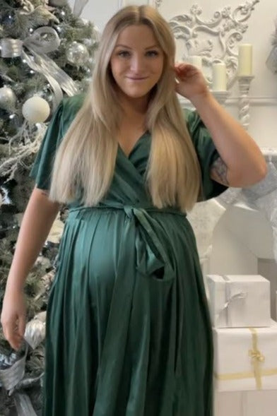 Umstandsmaxikleid aus Satin mit Seitenschlitz in Grün