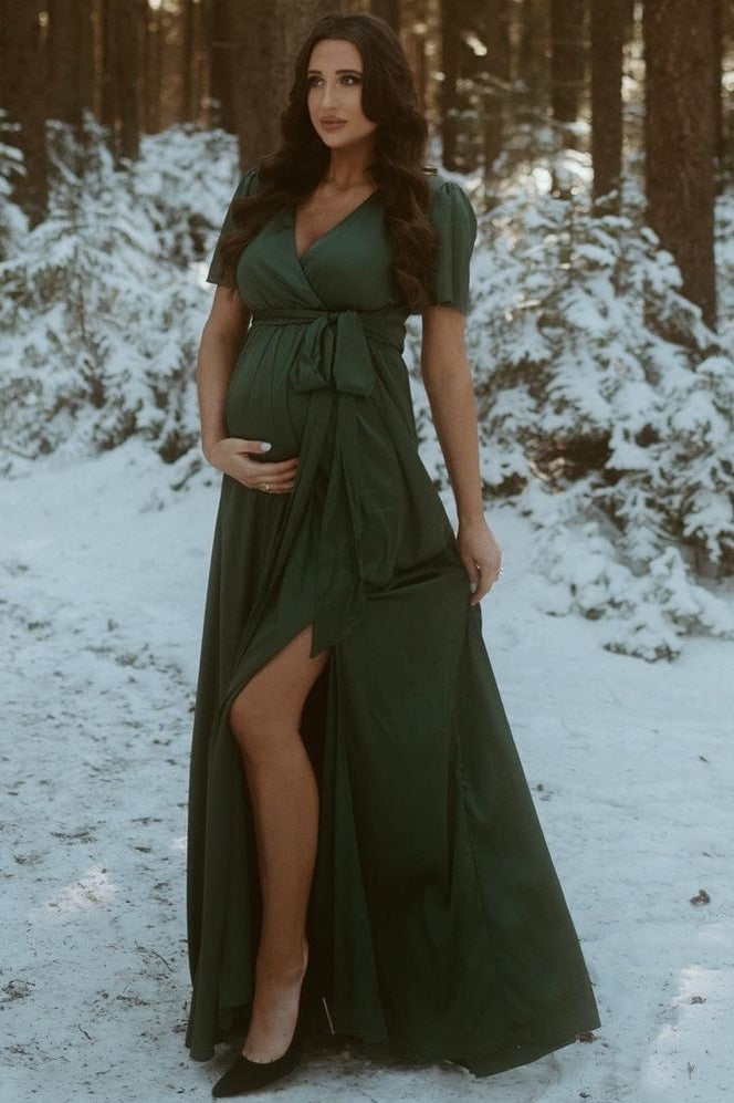 Umstandsmaxikleid aus Satin mit Seitenschlitz in Grün
