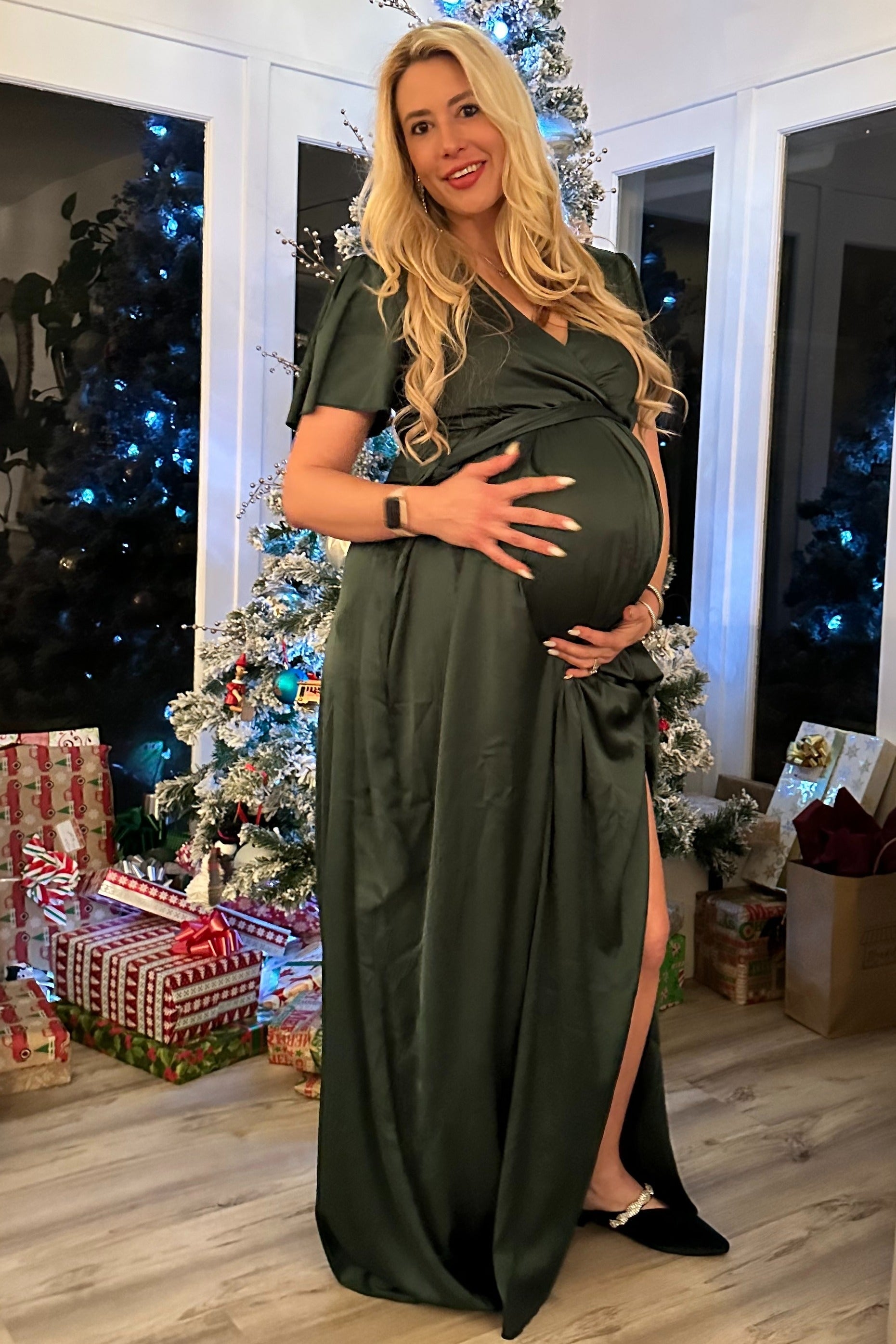 Umstandsmaxikleid aus Satin mit Seitenschlitz in Grün