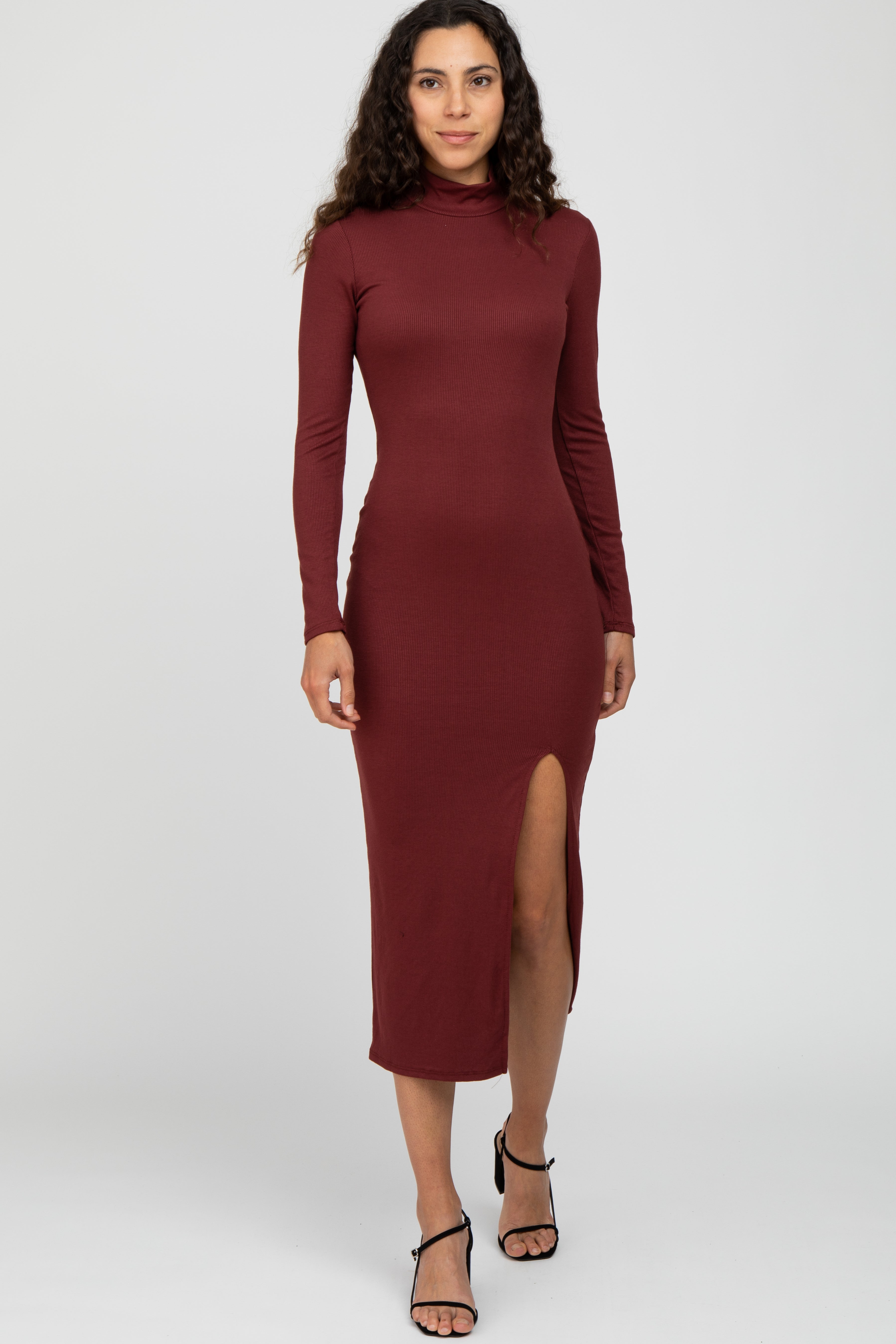 Geripptes Umstandsmaxikleid mit Stehkragen und Seitenschlitz in Bordeaux