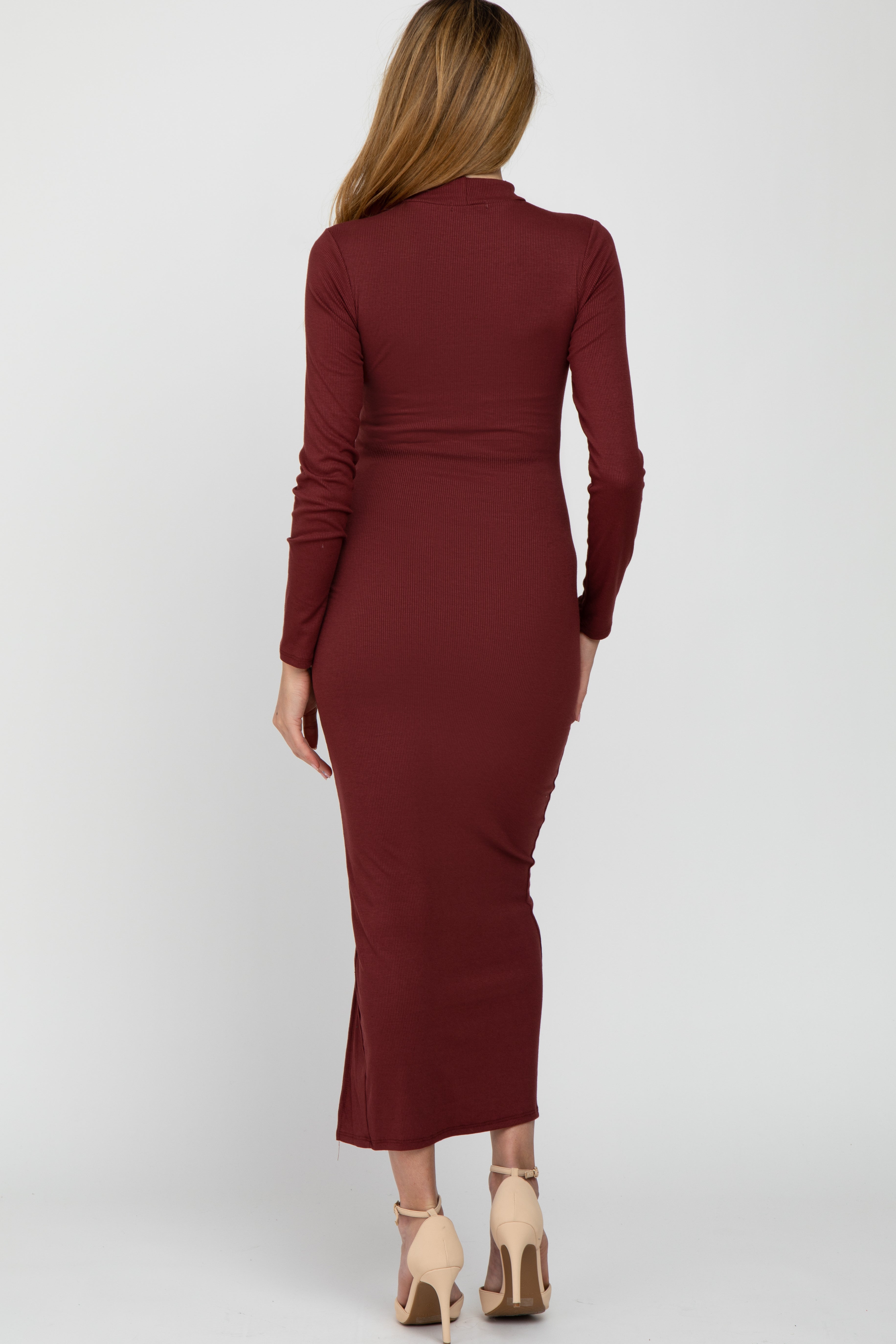 Geripptes Umstandsmaxikleid mit Stehkragen und Seitenschlitz in Bordeaux
