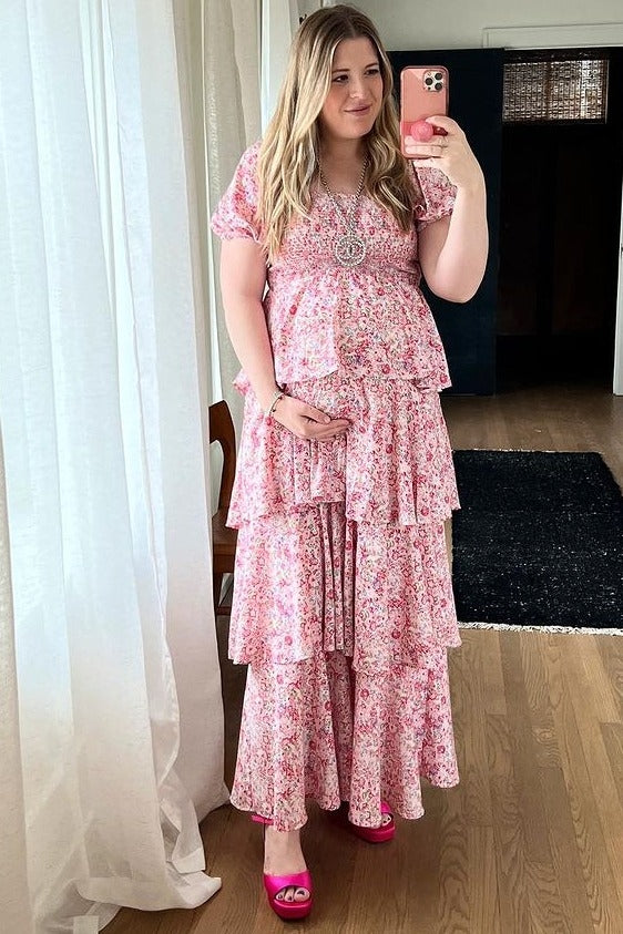 Umstandsmaxikleid mit Blumenmuster, eckigem Ausschnitt und Rüschenlagen in Rosa