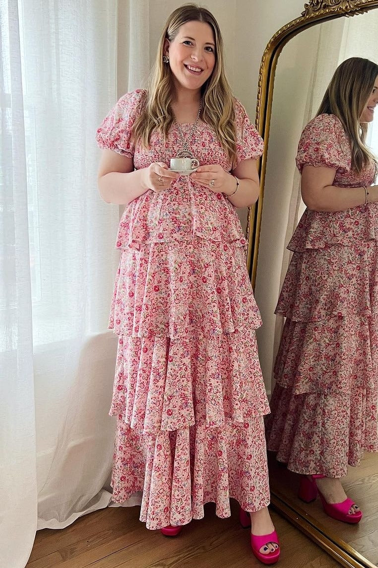 Umstandsmaxikleid mit Blumenmuster, eckigem Ausschnitt und Rüschenlagen in Rosa